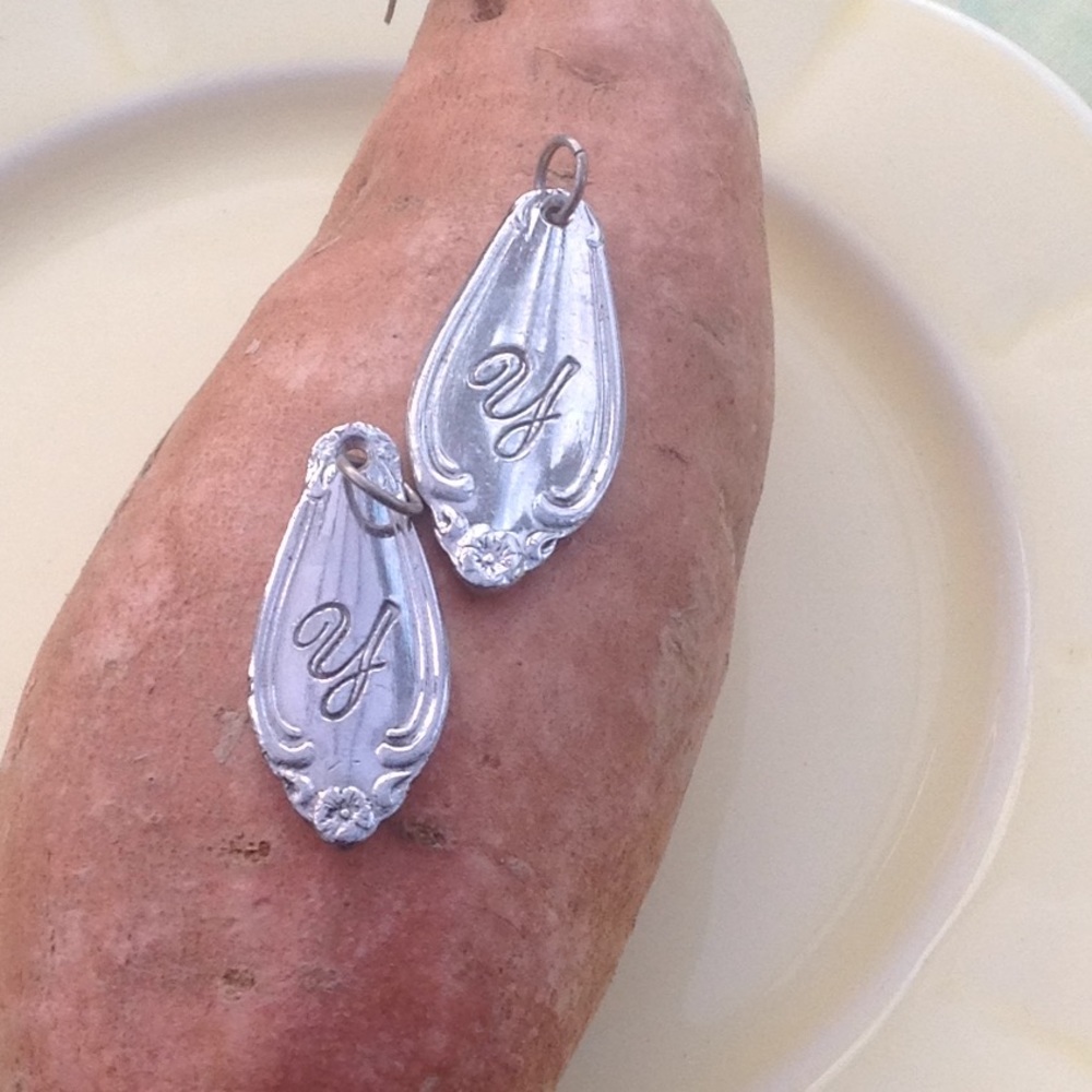Y" monogrammed pendant